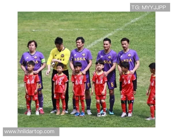 足球明星齐聚一堂合照展现球场魅力与友谊的精彩瞬间