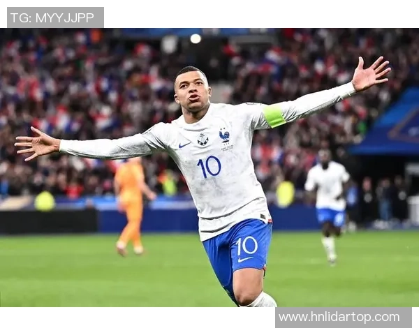 左图展示的足球明星是谁他的成就与影响力分析